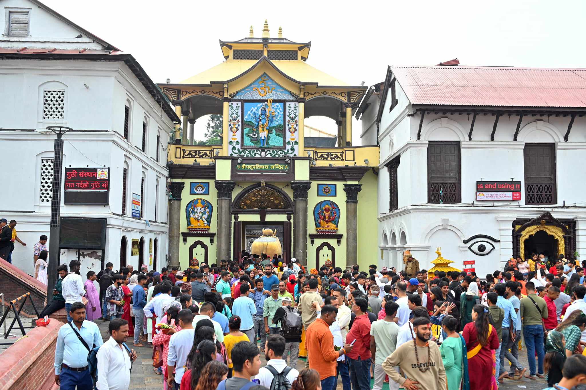 साउने सोमबारको व्रत सुरु, पशुपतिमा भक्तजनकाे घुइँचाे (तस्वीरहरू)